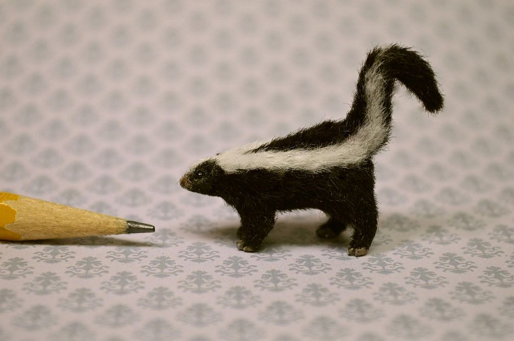 hand carved furred realistic ooak 1:12 scale dollhouse miniature skunk