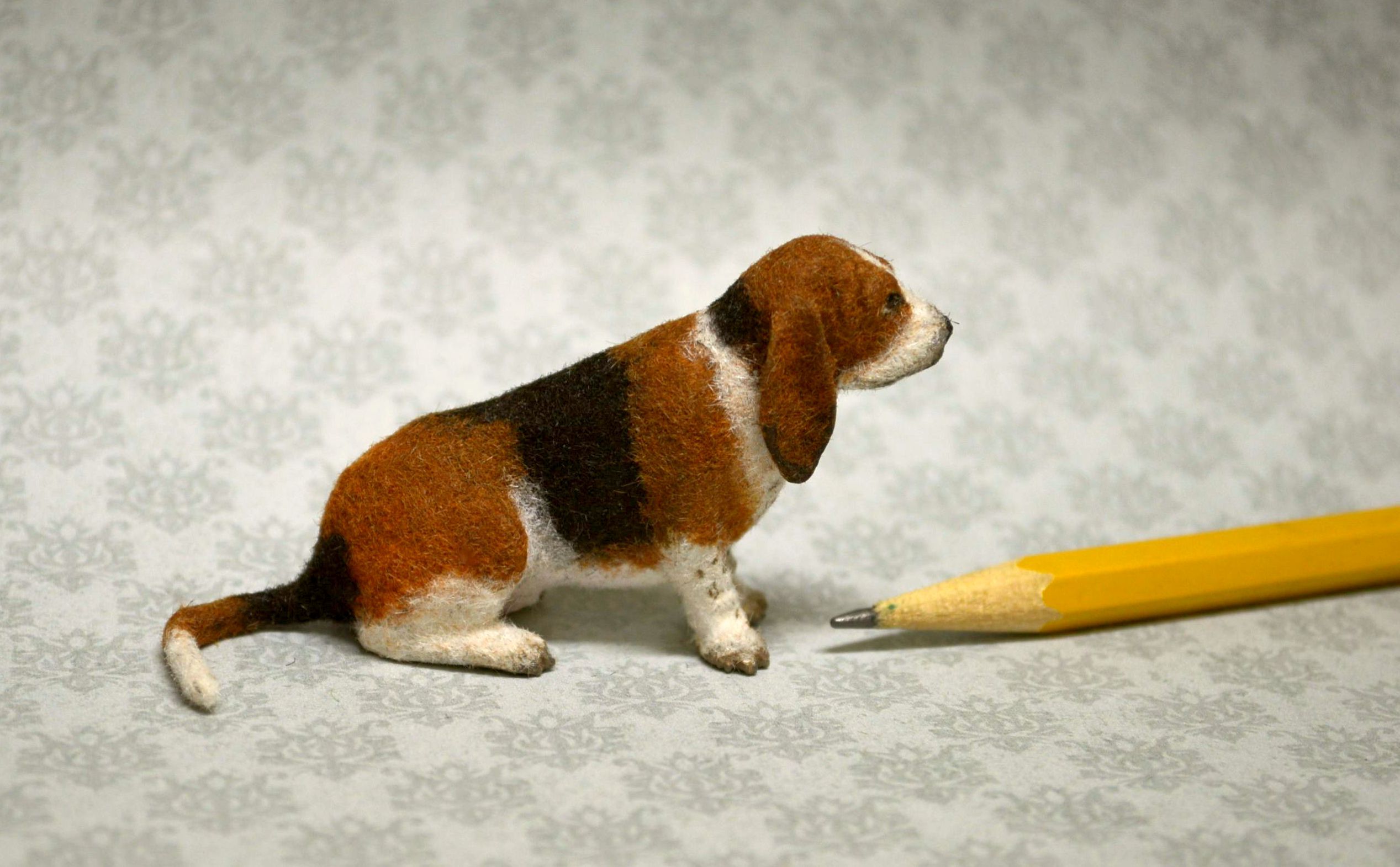 Hand carved 



furred realistic OOAK dollhouse miniature Basset hound