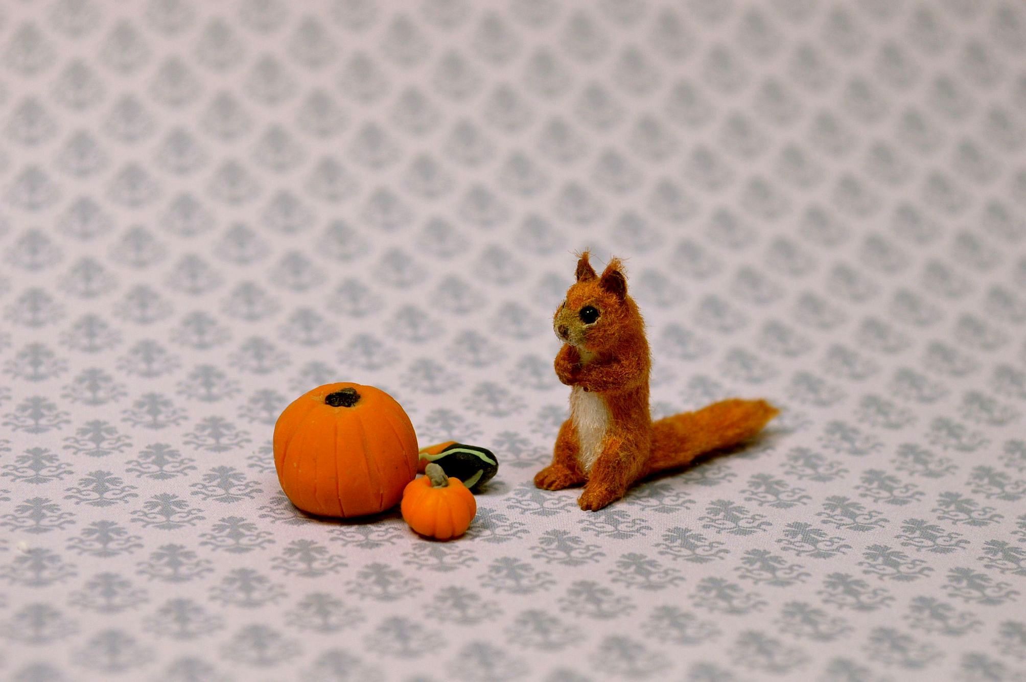 Hand 



carved furred realistic OOAK dollhouse miniature red qsquirrel