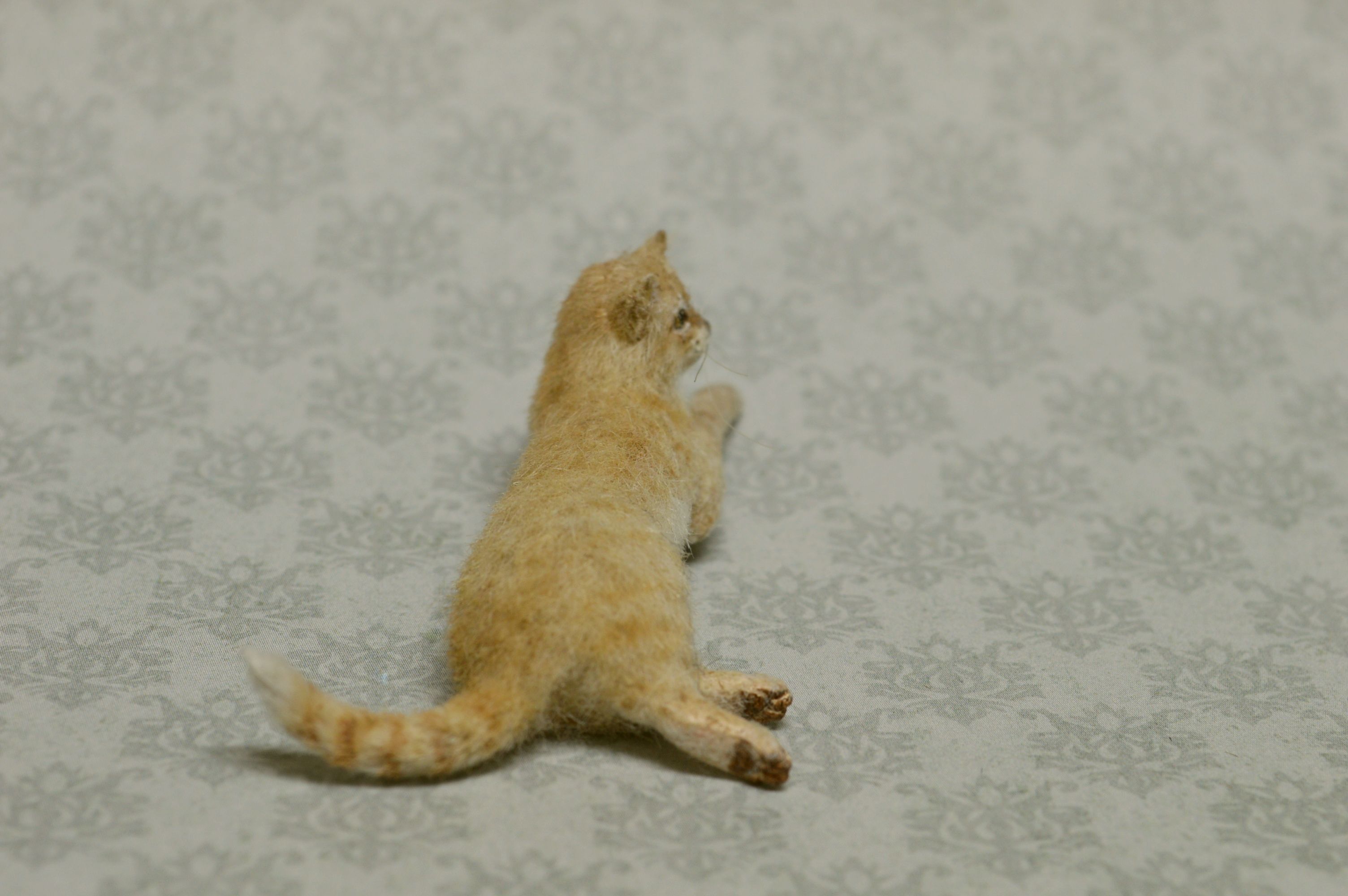 Hand carved 



furred realistic OOAK dollhouse miniature blond cat