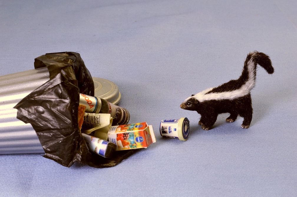 hand carved furred realistic ooak 1:12 scale dollhouse miniature skunk