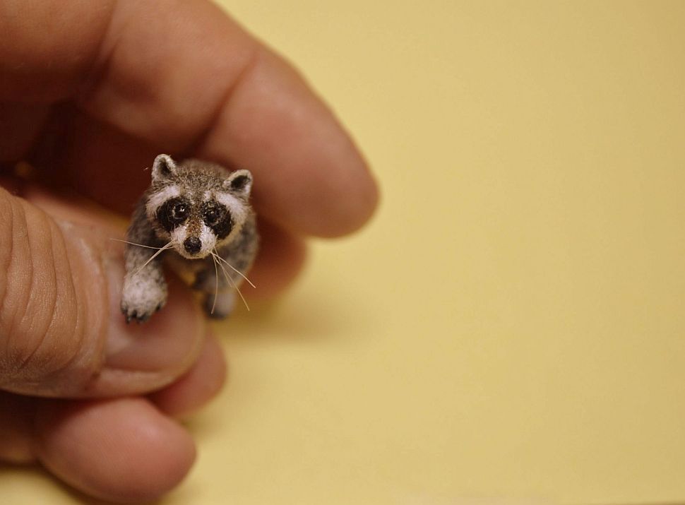 Hand carved 



furred realistic OOAK dollhouse miniature raccoon