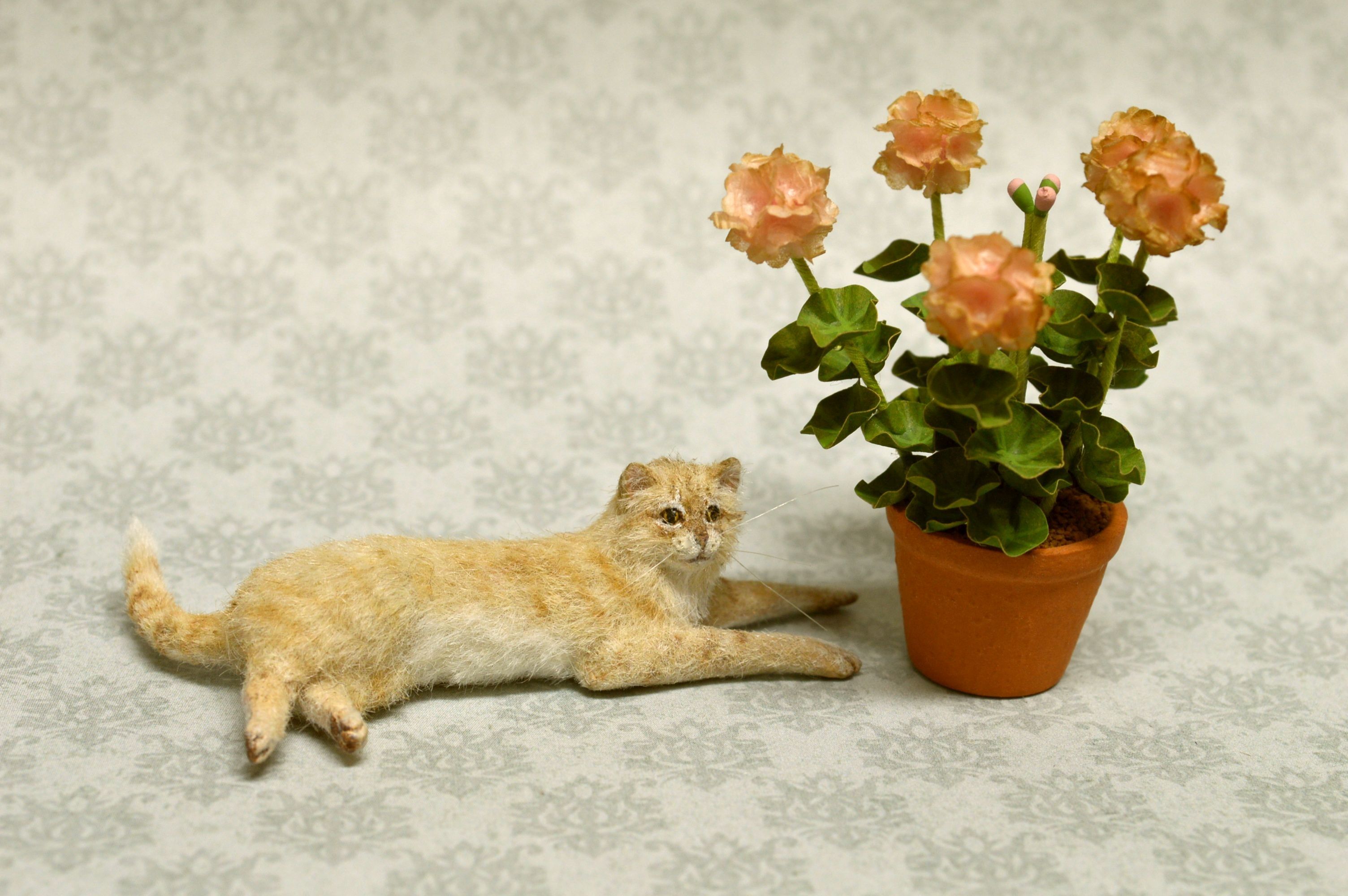 Hand carved 



furred realistic OOAK dollhouse miniature blond cat