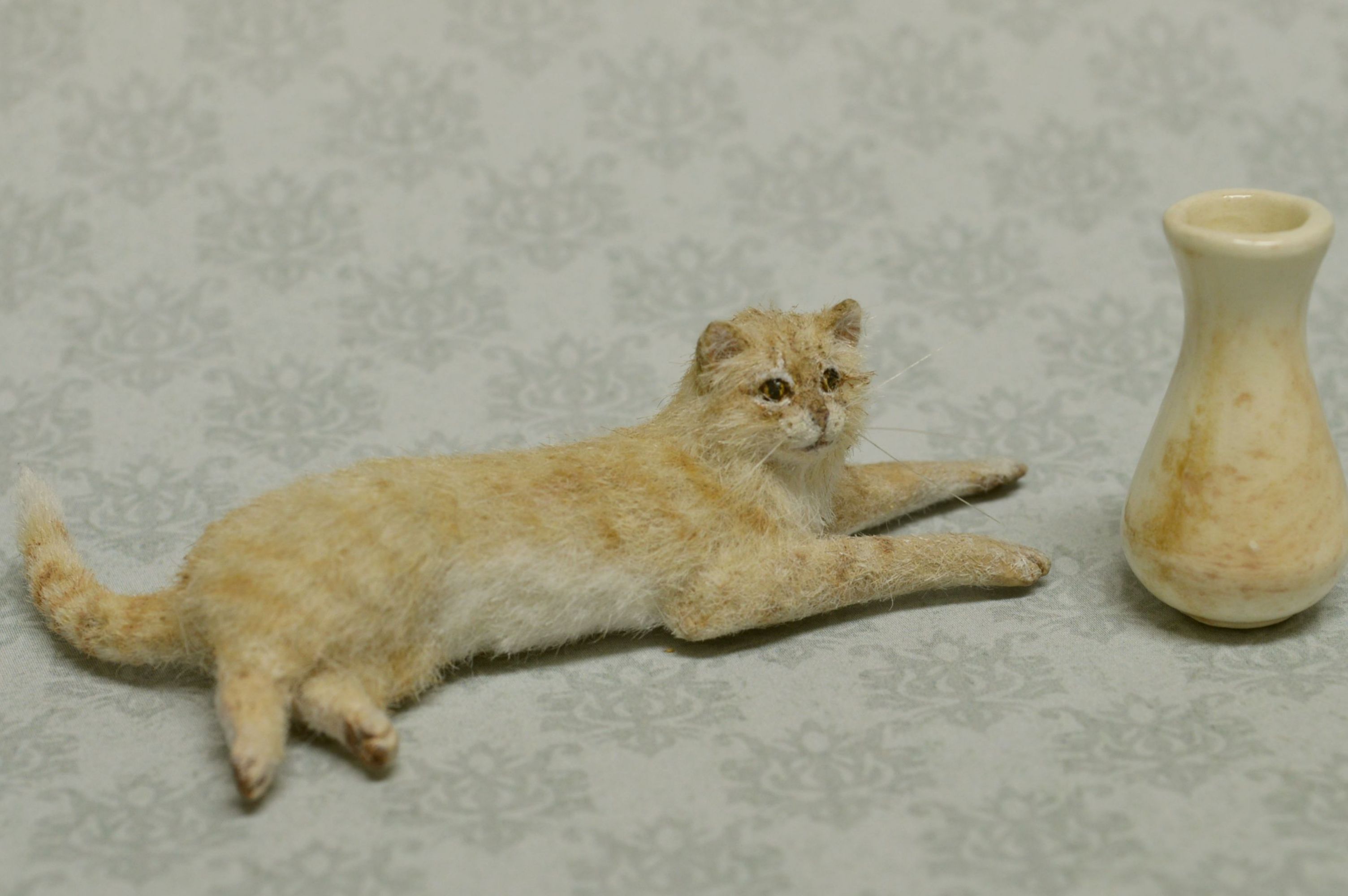 Hand carved 



furred realistic OOAK dollhouse miniature blond cat